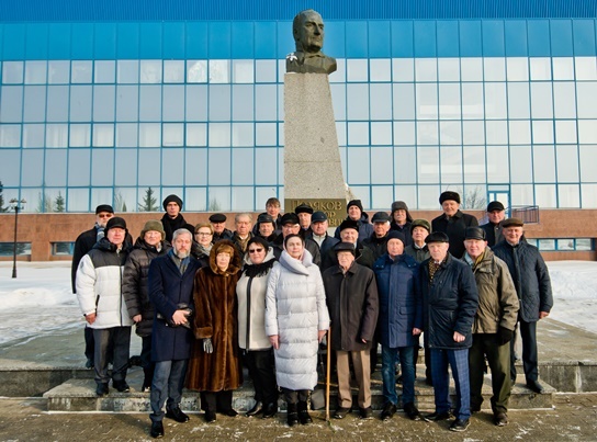 Ветераны на возложении цветов к бюсту В.Н. Полякова 