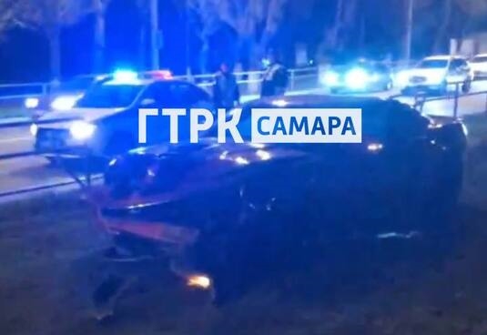 На снимках видно, что автомобиль получил серьезные повреждения 