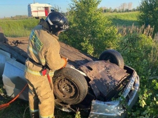Пожарные-спасатели деблокировали пострадавшего в ДТП 