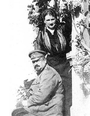 А.Н. Наумов с женой А.К. Наумовой. Крым, нач. 1920-х.