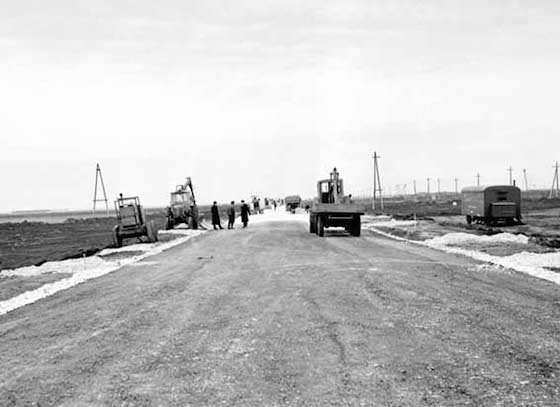 Строится дороги на будущий ВАЗ. Сентябрь 1966 г.