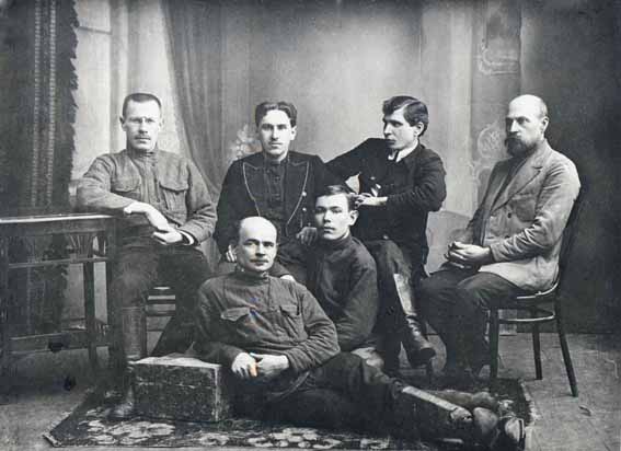 Ставропольский исполком, 1918 г. Баныкин 3-й в верхнем ряду