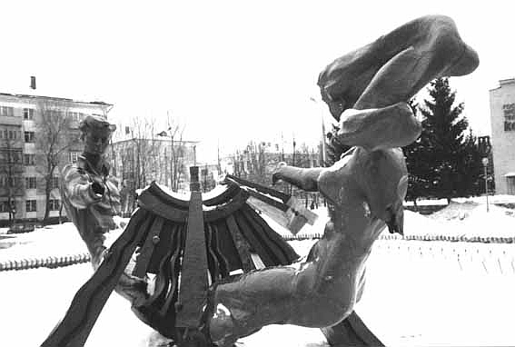 Скульптурная композиция «Молодежь», 1998 год