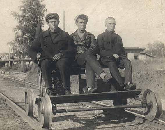 Мурысев (слева) с друзьями. Ст. Аксаково, 20.07.1933 г.