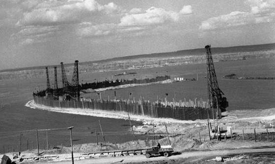 Перемычка на строительстве Куйбышевской ГЭС. 1951 г.