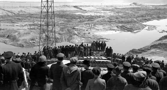 Взорвана перемычка – затопление котлована ГЭС, 1955 г. 