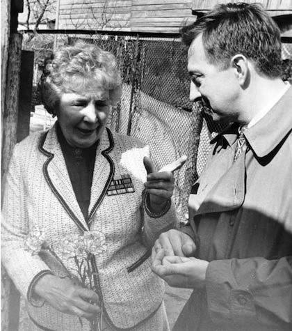 Р.В. Старикова с мэром Тольятти С.Ф. Жилкиным. Конец 1990-х