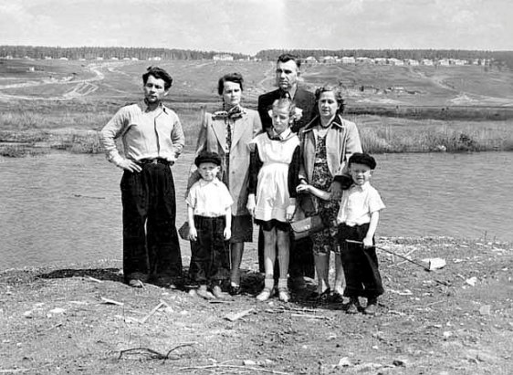 В. Зубков с семьей на дне будущего водохранилища. 1955 год