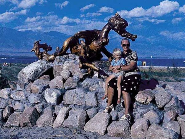 Жена скульптора и сын Андрей около Дракона. Пансионат Киргизский