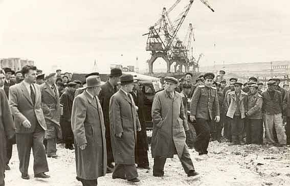 В. Молотов в котловане Куйбышевской ГЭС. Август 1955 г