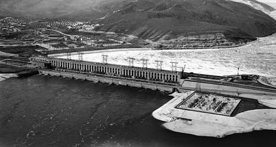 Вид на здание ГЭС и нижний бьеф, конец 1950-х