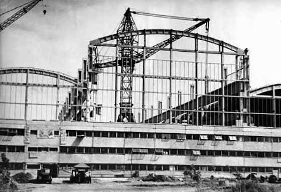 Ведётся строительство трансформаторного корпуса. 1963 год