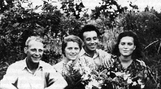 М. Сатин (слева) и В. Льянос с жёнами. Жигули, 1950-е гг.