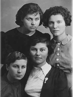 В. Ступина (2-й ряд слева) с однокурсницами
