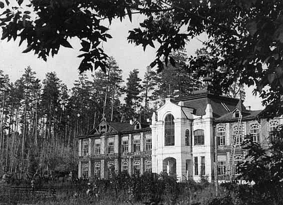 Главный корпус «Лесного», первая половина ХХ века