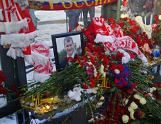 К месту гибели Егора Свиридова несут цветы