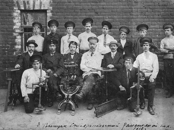 Выпуск ремесленной школы. 1912 г. С.А. Борисов в 1-м ряду справа