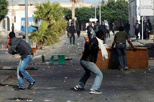 На улицах Туниса царит хаос
