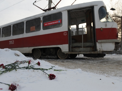 Цветы на месте убийства студента. Фото Д.Бурлаков, Волга Ньюс