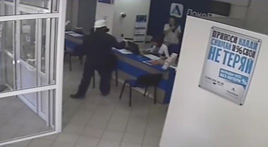 Бандит в респираторе угрожает пистолетом работницам банка